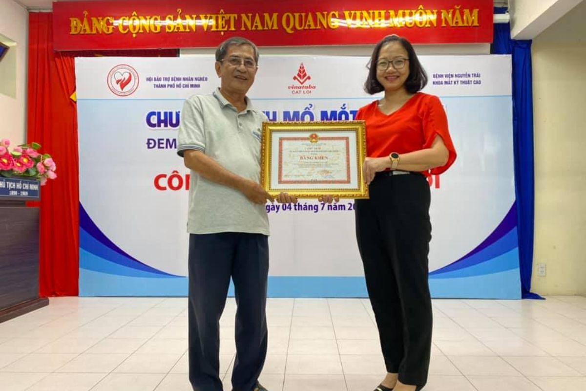 Phó Chủ tịch Hội trao bằng khen cho đại diện Công ty Cổ phần Cát Lợi