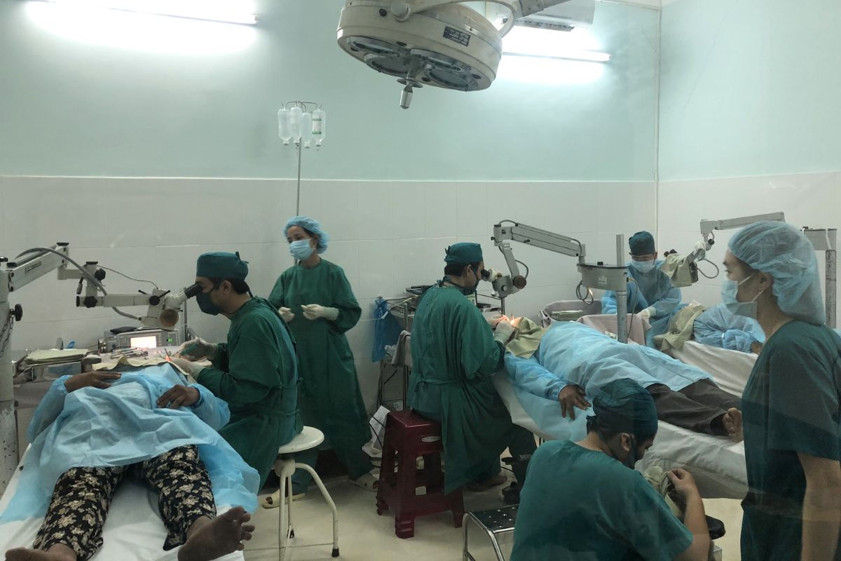 Các bác sĩ phẫu thuật cho bà con