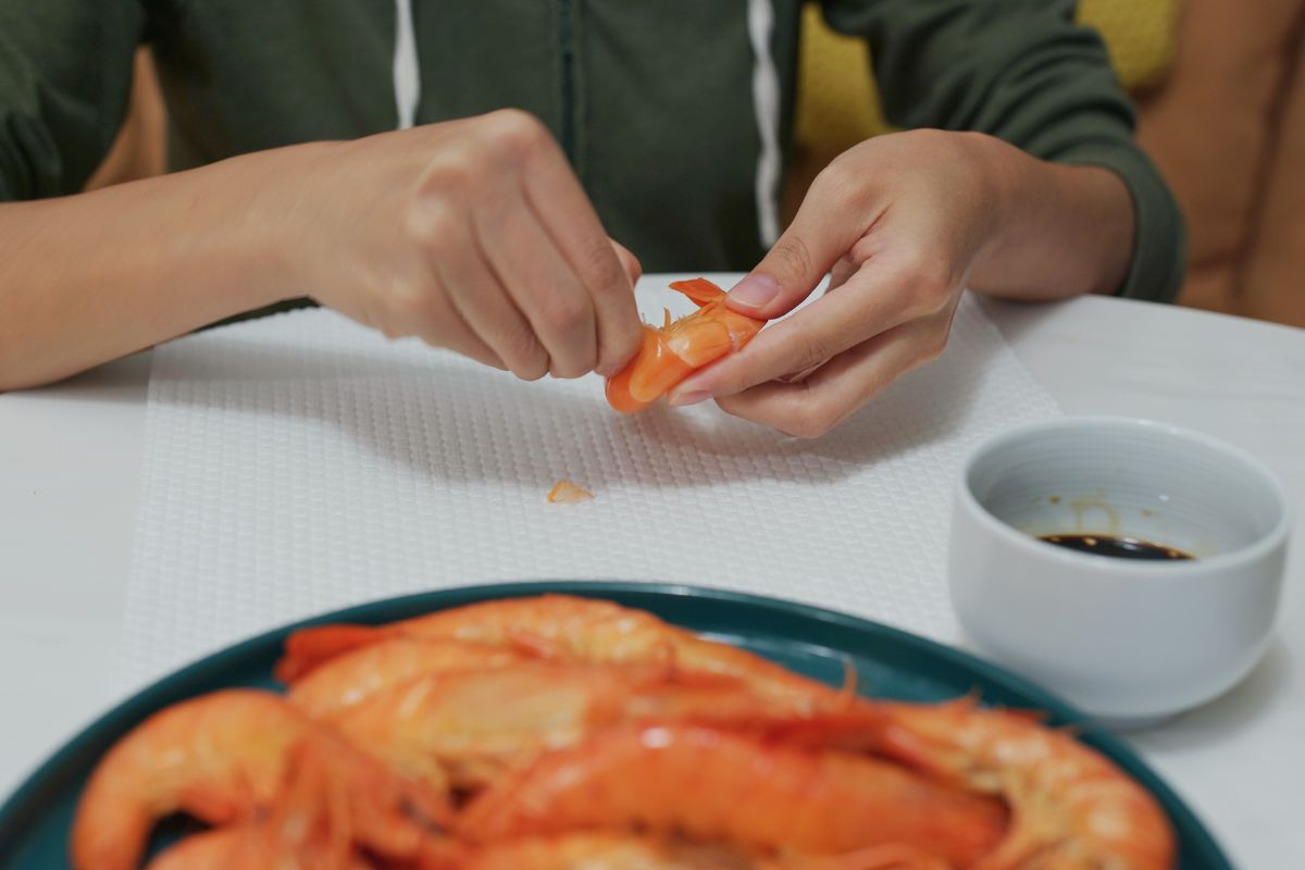 Cách ăn tôm an toàn không bị ho