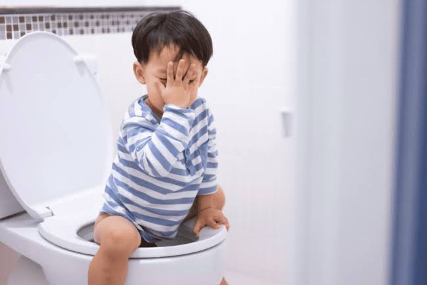 dấu hiệu trẻ bị táo bón